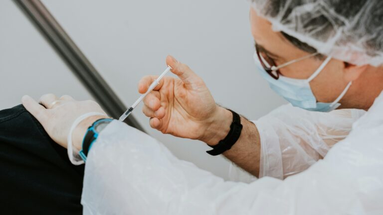 enfermeiro aplicando vacinas da gripe